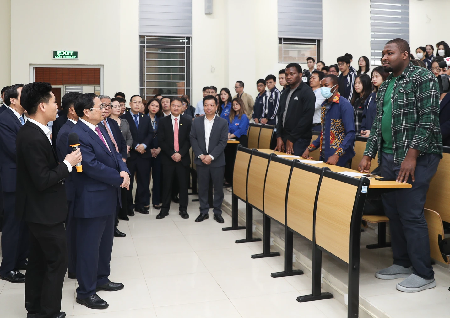 Thủ tướng thăm khu giảng đường và trò chuyện cùng các lưu học sinh quốc tế.