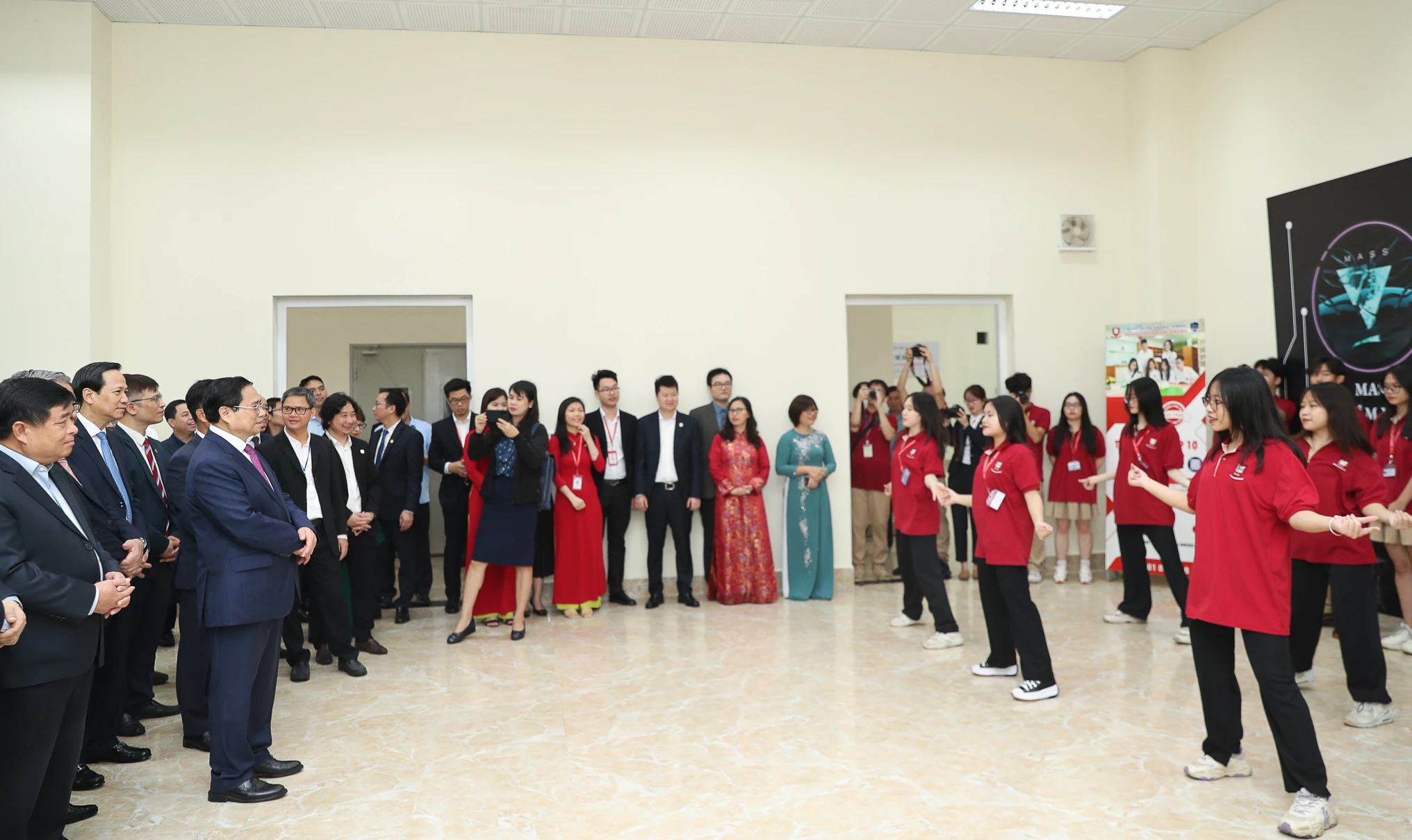 Thủ tướng thăm khu trải nghiệm nghệ thuật, sáng tạo của các bạn sinh viên.