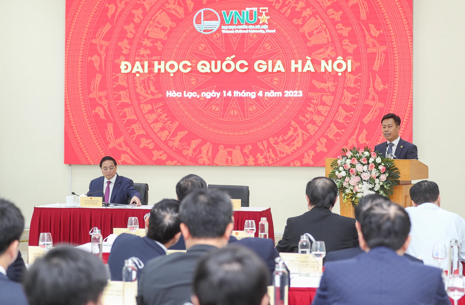 Giám đốc ĐHQGHN Lê Quân báo cáo với Thủ tướng và đoàn công tác.