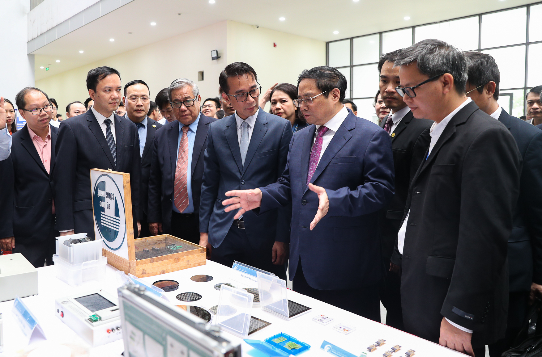 Thủ tướng đánh giá cao hoạt động nghiên cứu khoa học và chuyển giao công nghệ của ĐHQGHN. Thủ tướng đánh giá cao hoạt động nghiên cứu khoa học và chuyển giao công nghệ của ĐHQGHN.