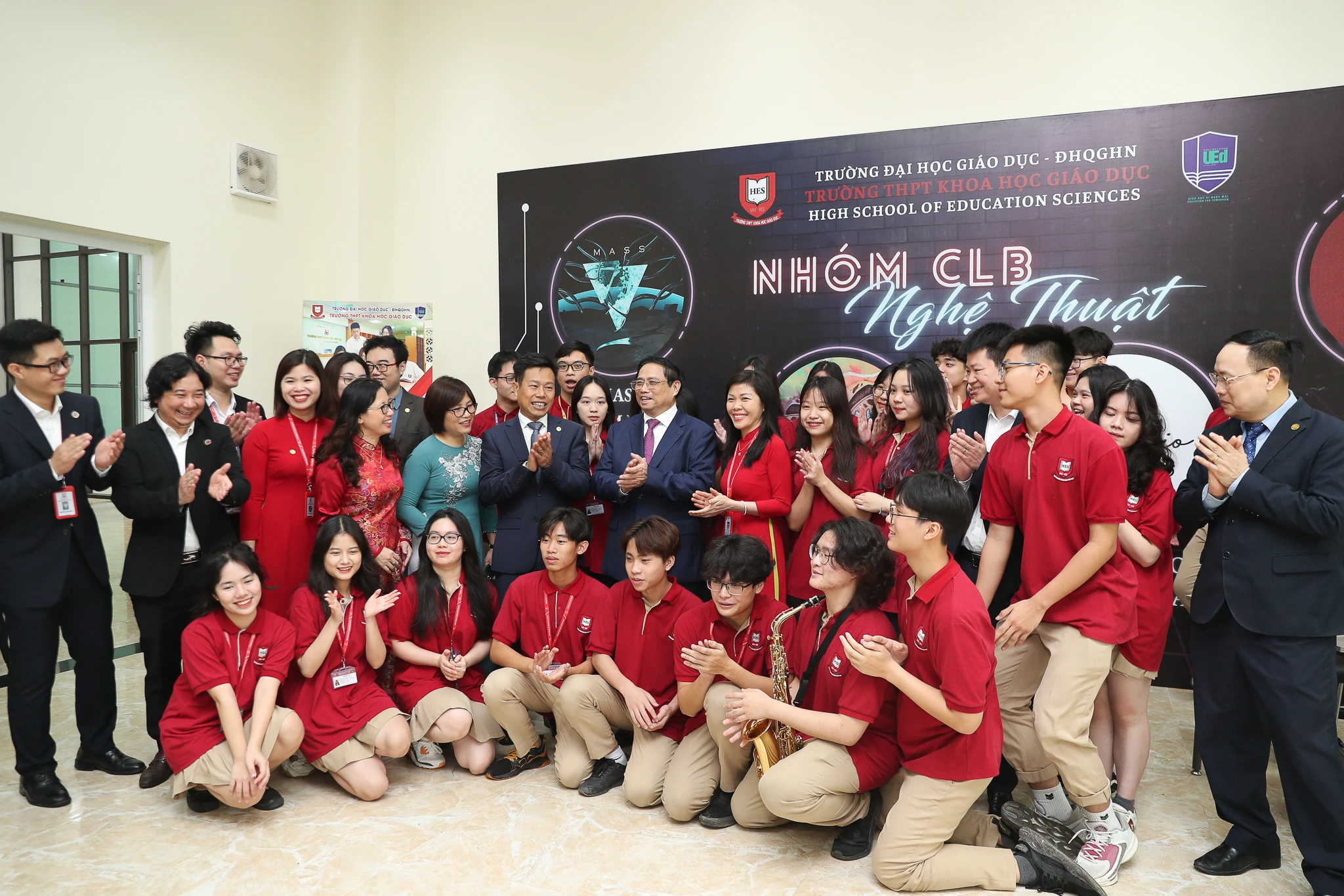 Thủ tướng chụp ảnh lưu niệm cùng nhóm câu lạc bộ nghệ thuật ĐHQGHN.