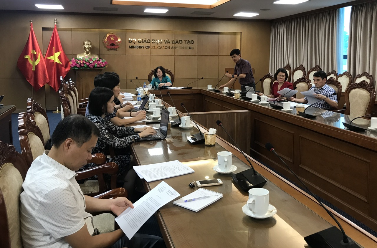 Các đại biểu phát biểu ý kiến tại phiên họp.