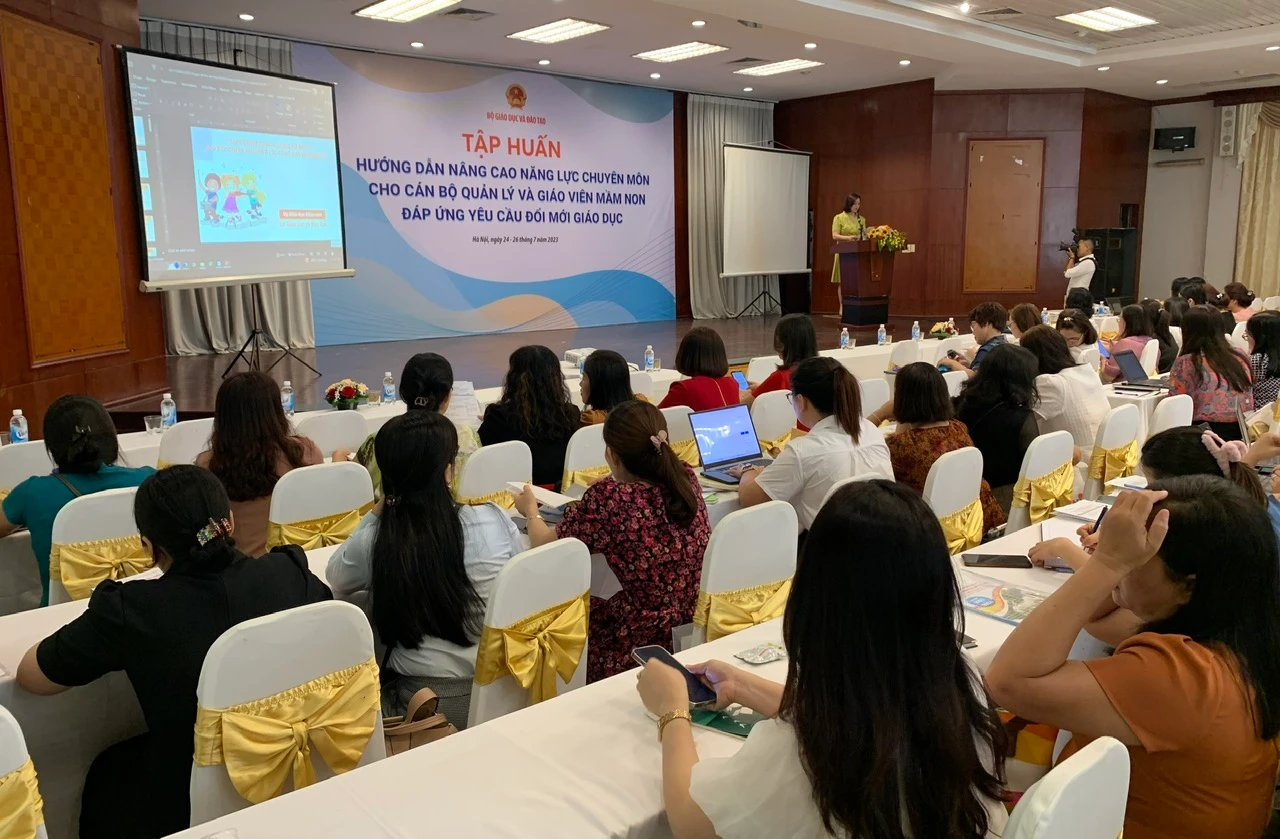 Phó Vụ trưởng Vụ GDMN Cù Thị Thủy quán triệt các nội dung tại Chương trình tập huấn.