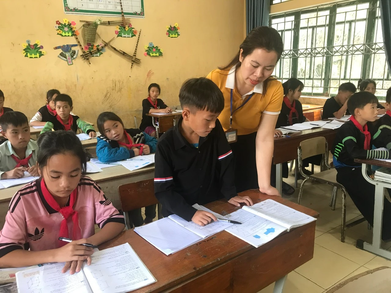 Cô giáo Trương Thị Hương, giáo viên dạy Toán, Trường Phổ thông dân tộc bán trú TH&amp;THCS Khấu Ly.