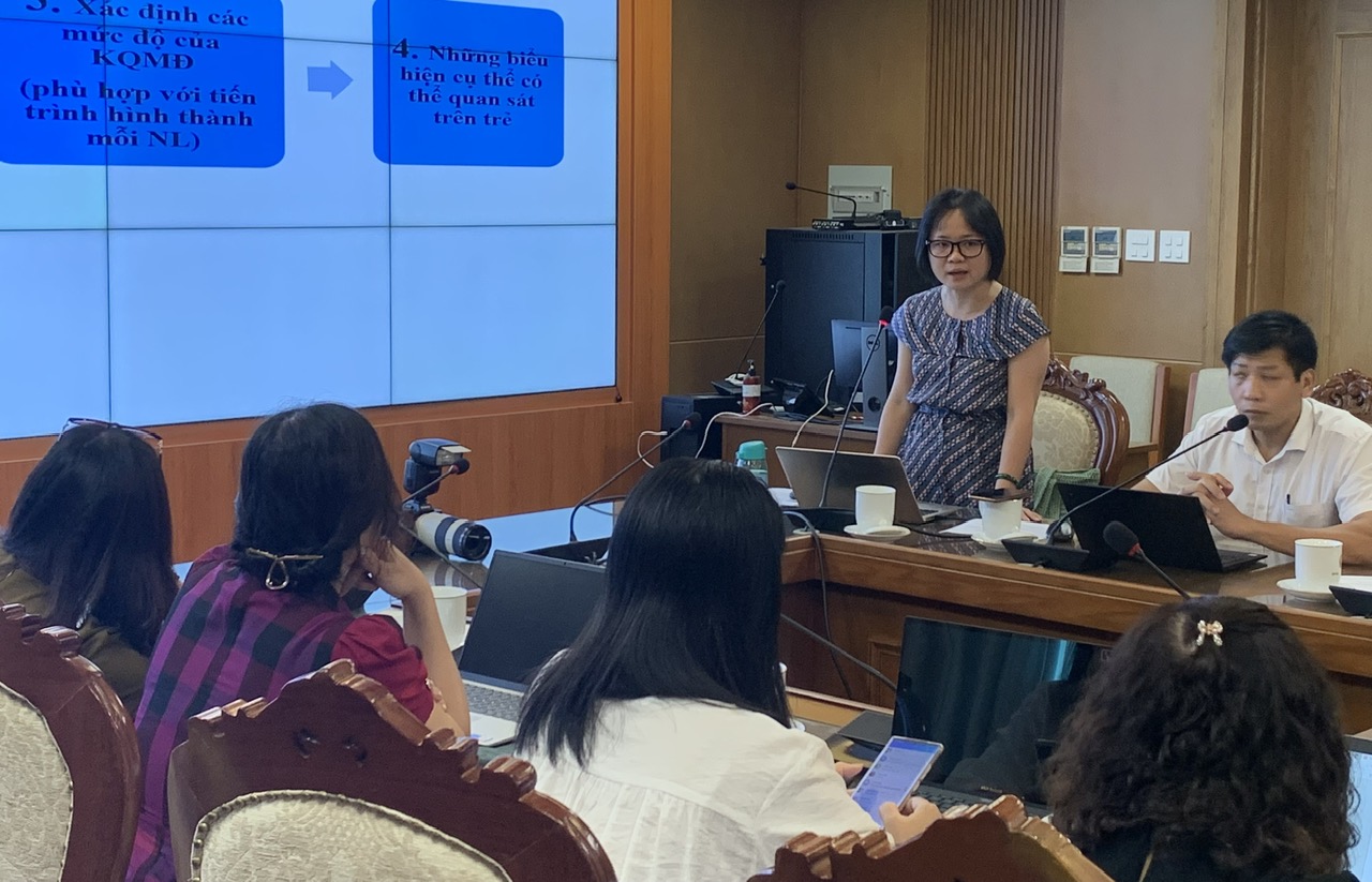 Bà Nguyễn Thị Thu Hà trình bày việc xây dựng một số nội dung chương trình. Bà Nguyễn Thị Thu Hà trình bày việc xây dựng một số nội dung chương trình.