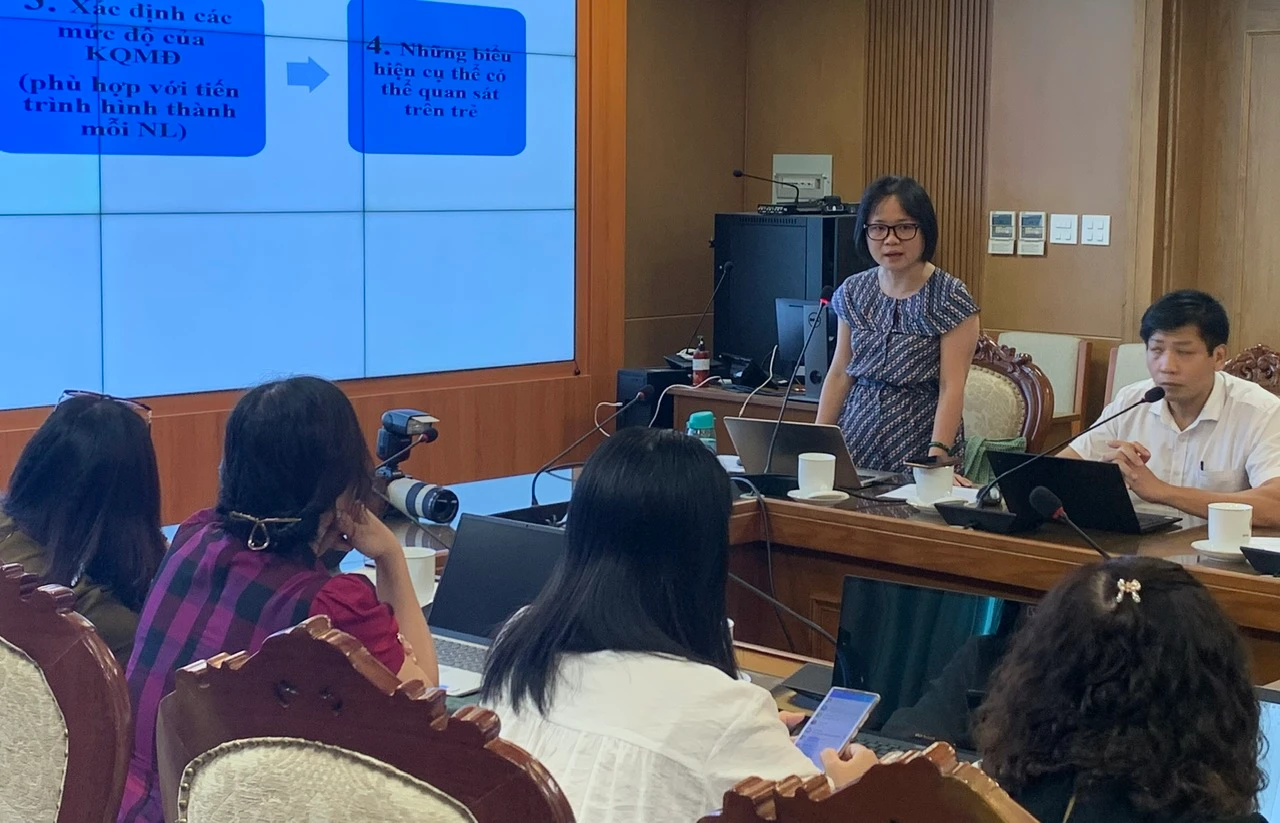 Bà Nguyễn Thị Thu Hà trình bày việc xây dựng một số nội dung chương trình.