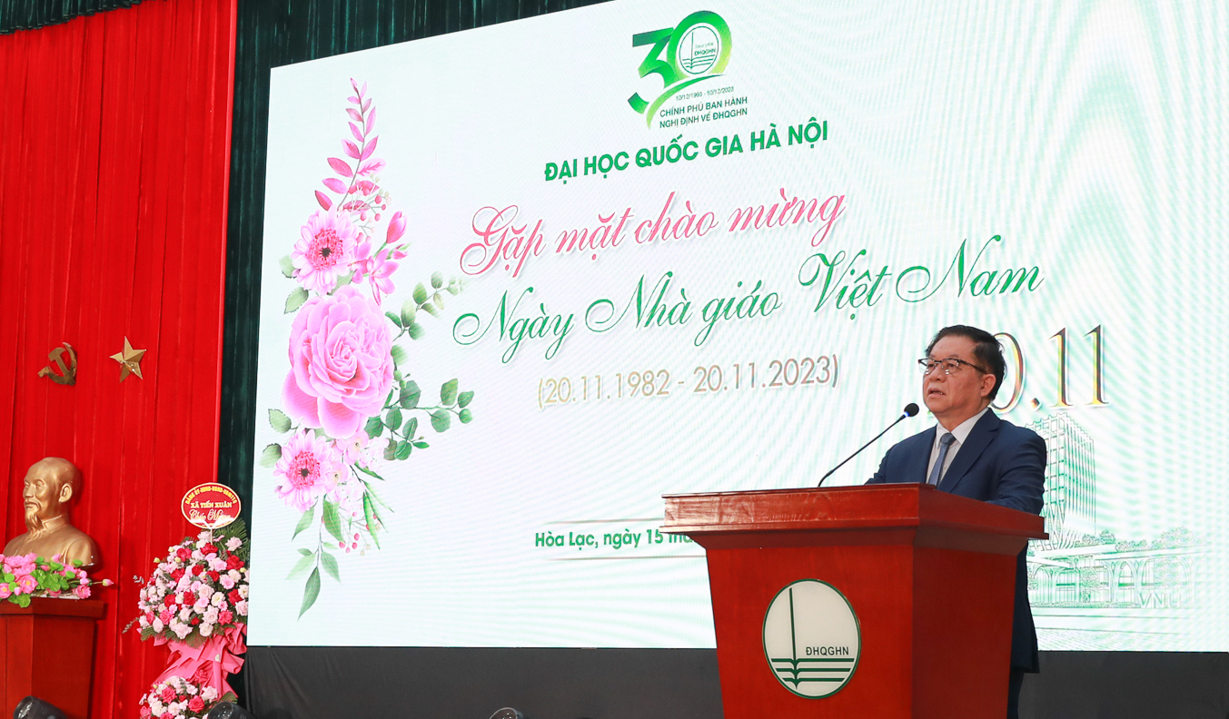 Trưởng Ban Tuyên giáo Trung ương Nguyễn Trọng Nghĩa ghi nhận, biểu dương và chúc mừng các thế hệ thầy giáo, cô giáo, nhà khoa học của ĐHQGHN.