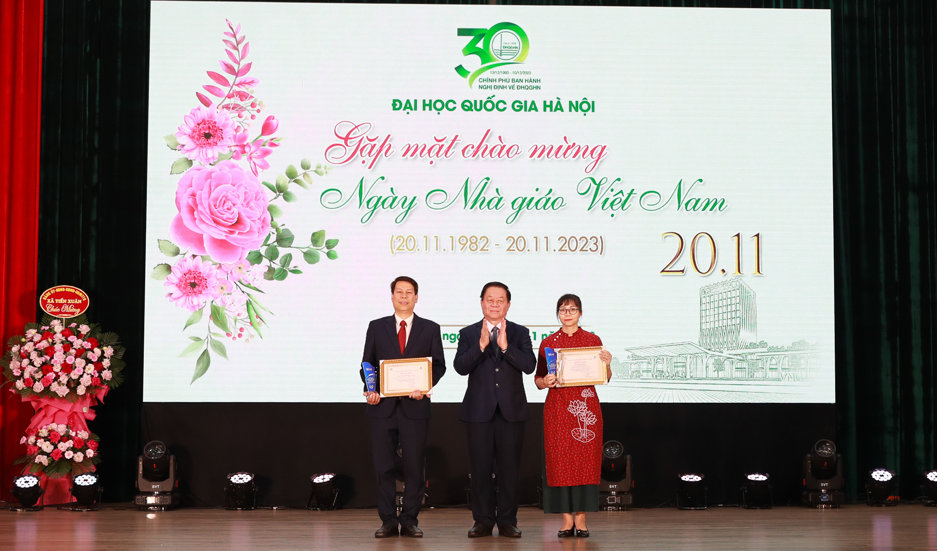 Trưởng Ban Tuyên giáo Trung ương Nguyễn Trọng Nghĩa trao Bằng khen cho các nhà giáo đạt danh hiệu giải thưởng “Nhà giáo xuất sắc ĐHQGHN năm 2023”.