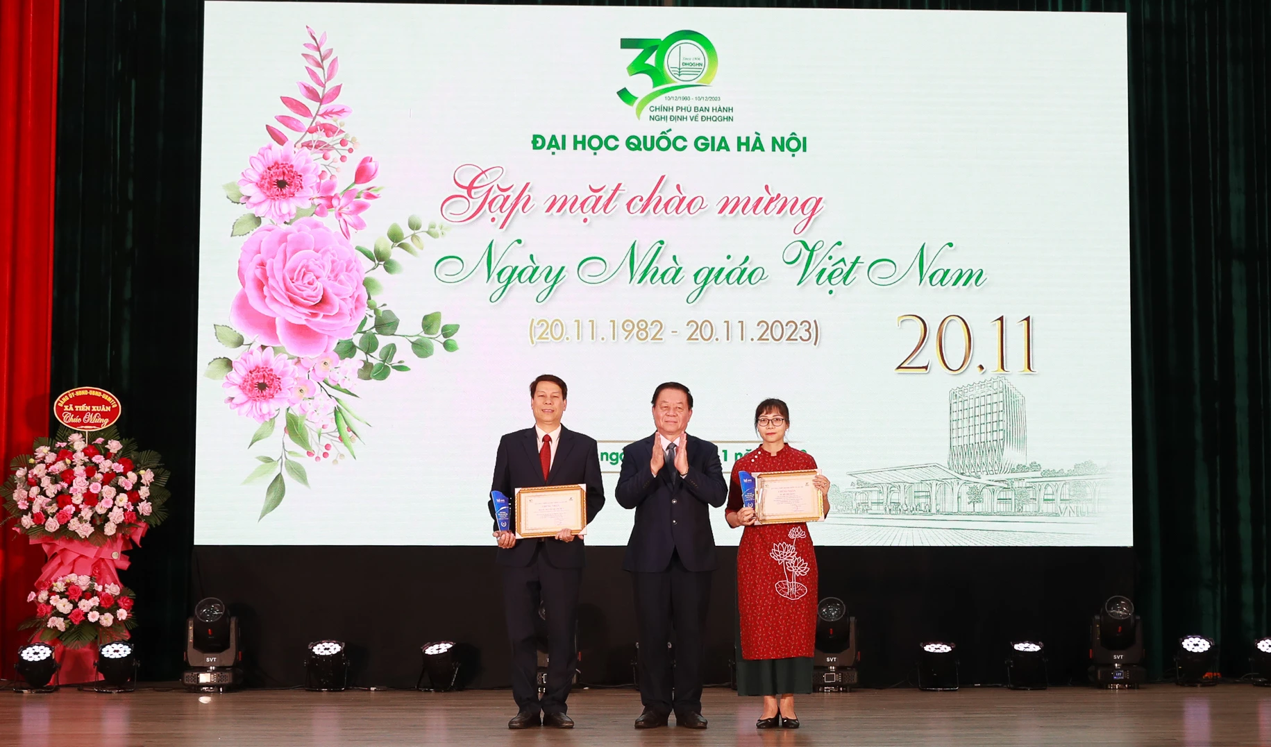 Trưởng Ban Tuyên giáo Trung ương Nguyễn Trọng Nghĩa trao Bằng khen cho các nhà giáo đạt danh hiệu giải thưởng “Nhà giáo xuất sắc ĐHQGHN năm 2023”.