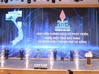 Các đại biểu thực hiện nghi thức bấm nút chính thức thành lập phân hiệu.