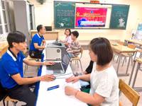 Giáo viên trực hỗ trợ tuyển sinh vào lớp 6 tại Trường THCS Chương Dương, phường Hồng Hà, Hà Nội. 