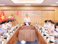 Thứ trưởng Bộ GD&ĐT Đoàn Trung Kiên chủ trì hội nghị. 