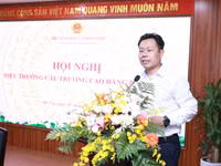 Thứ trưởng Bộ GD&ĐT Lê Quân phát biểu khai mạc hội nghị. Ảnh: Đình Tuệ.