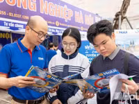 Thí sinh nghe tư vấn tuyển sinh năm 2026 tại Đại học Công nghiệp Hà Nội. Ảnh: NTCC.