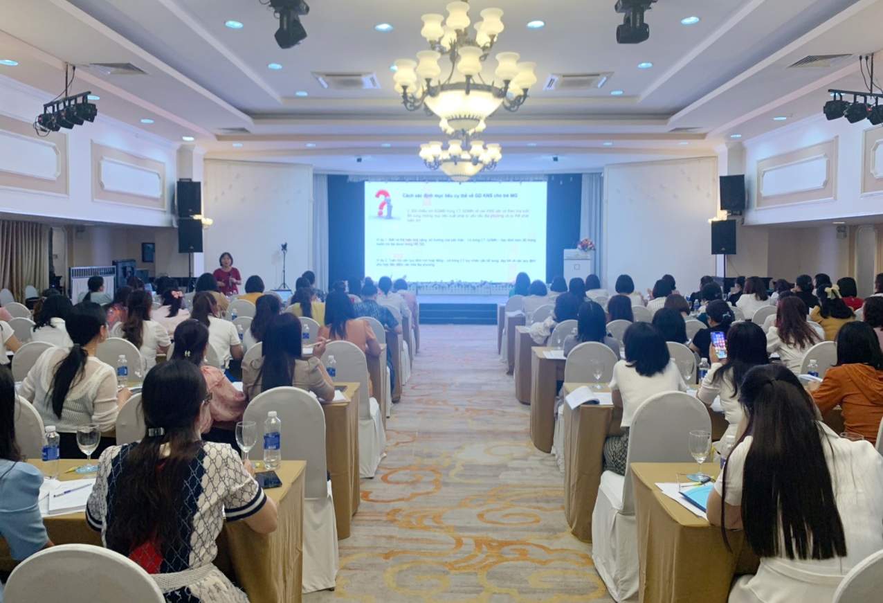 Tập huấn diễn ra trong 2 ngày 20-21/7, trao đổi nhiều vấn đề về nội dung, phương pháp... giáo dục kỹ năng sống cho trẻ. Tập huấn diễn ra trong 2 ngày 20-21/7, trao đổi nhiều vấn đề về nội dung, phương pháp... giáo dục kỹ năng sống cho trẻ.