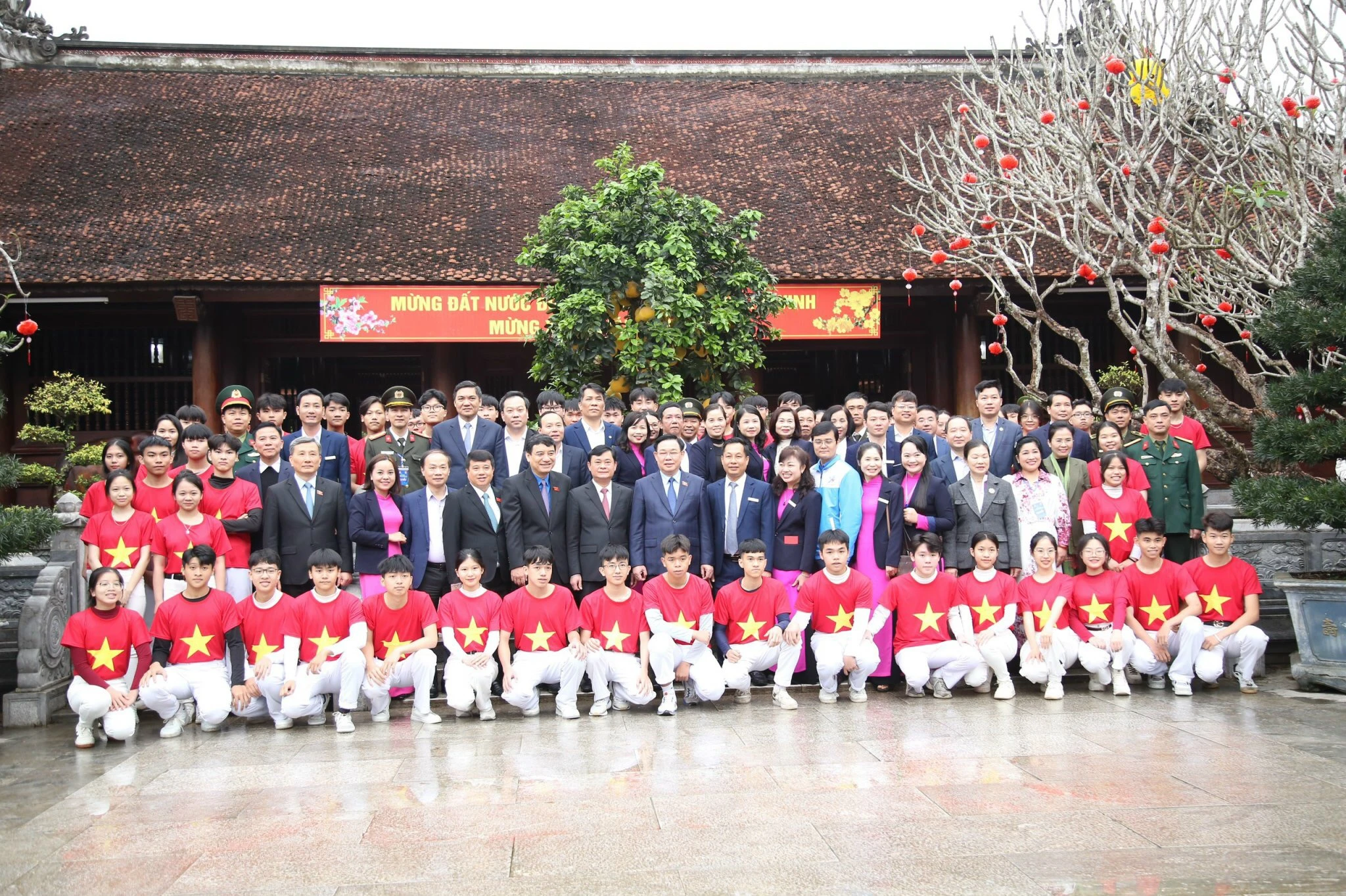 Chủ tịch Quốc hội Vương Đình Huệ và đoàn đại biểu chụp ảnh lưu niệm cùng 55 đoàn viên thanh niên ưu tú tỉnh Nghệ An.