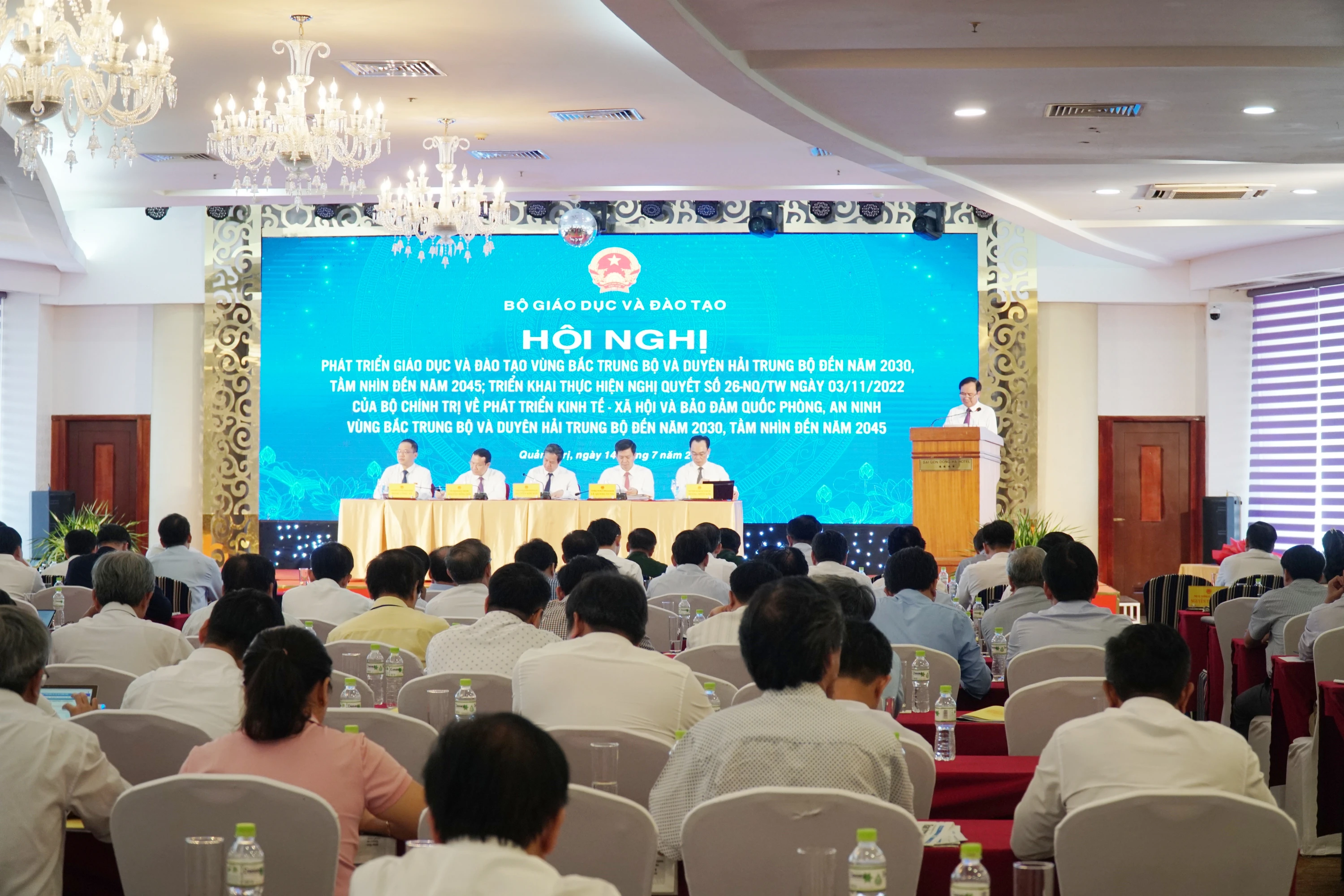 Đại diện các tỉnh Bắc Trung bộ và duyên hải Trung bộ phát biểu ý kiến tại hội nghị.