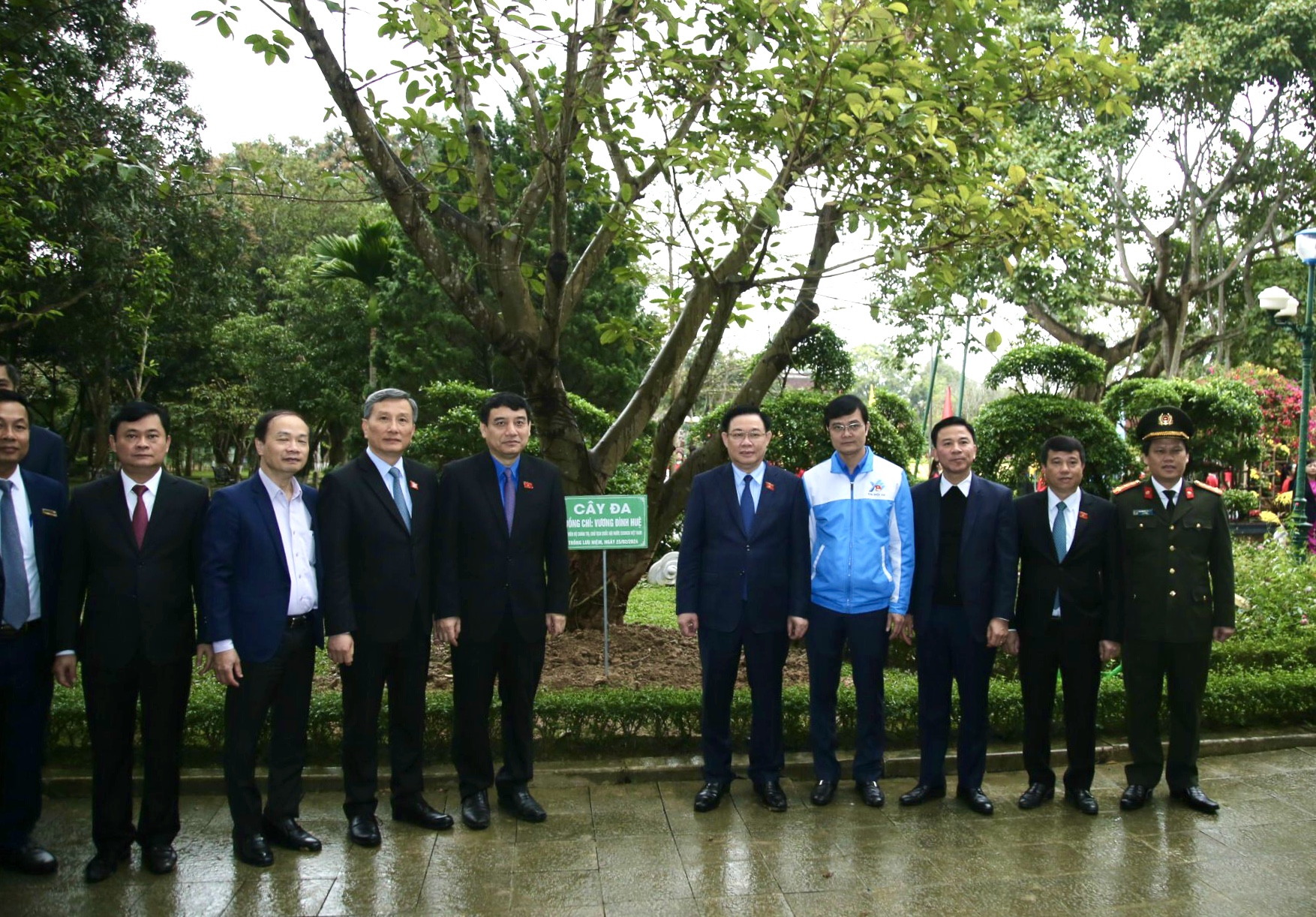 Đoàn đại biểu trồng cây lưu niệm tại Di tích quốc gia đặc biệt Kim Liên. Đoàn đại biểu trồng cây lưu niệm tại Di tích quốc gia đặc biệt Kim Liên.