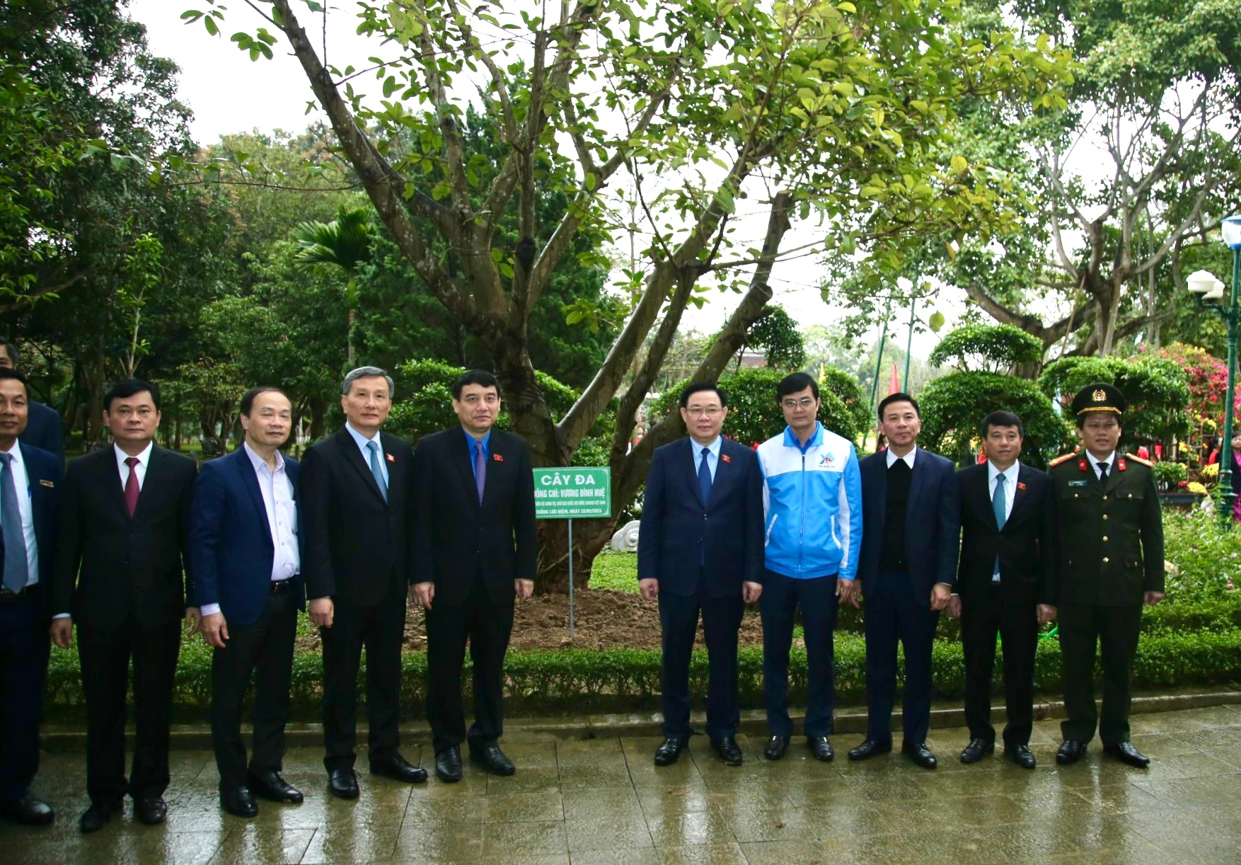 Đoàn đại biểu trồng cây lưu niệm tại Di tích quốc gia đặc biệt Kim Liên.