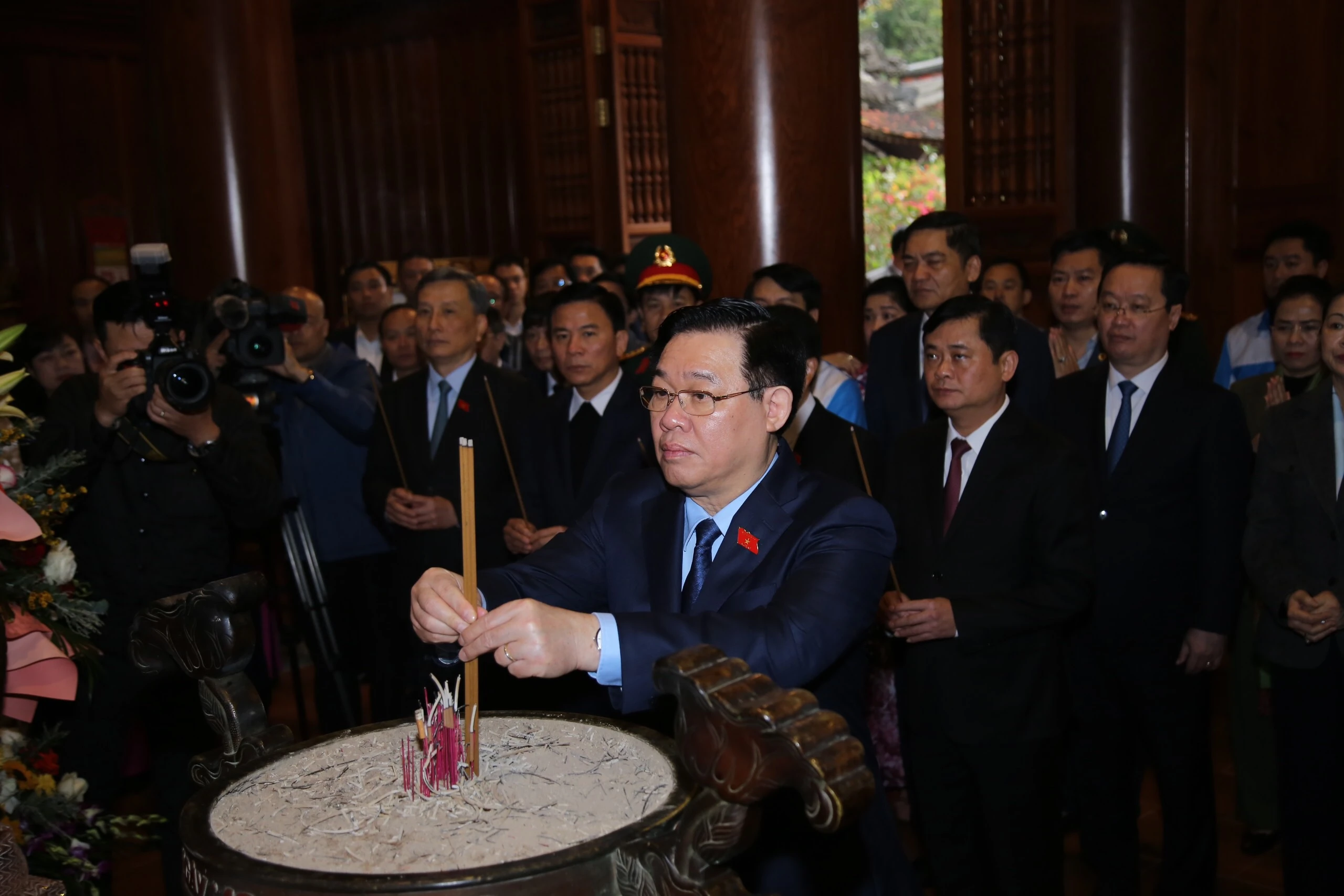 Chủ tịch Quốc hội Vương Đình Huệ dâng hương tưởng niệm Chủ tịch Hồ Chí Minh.