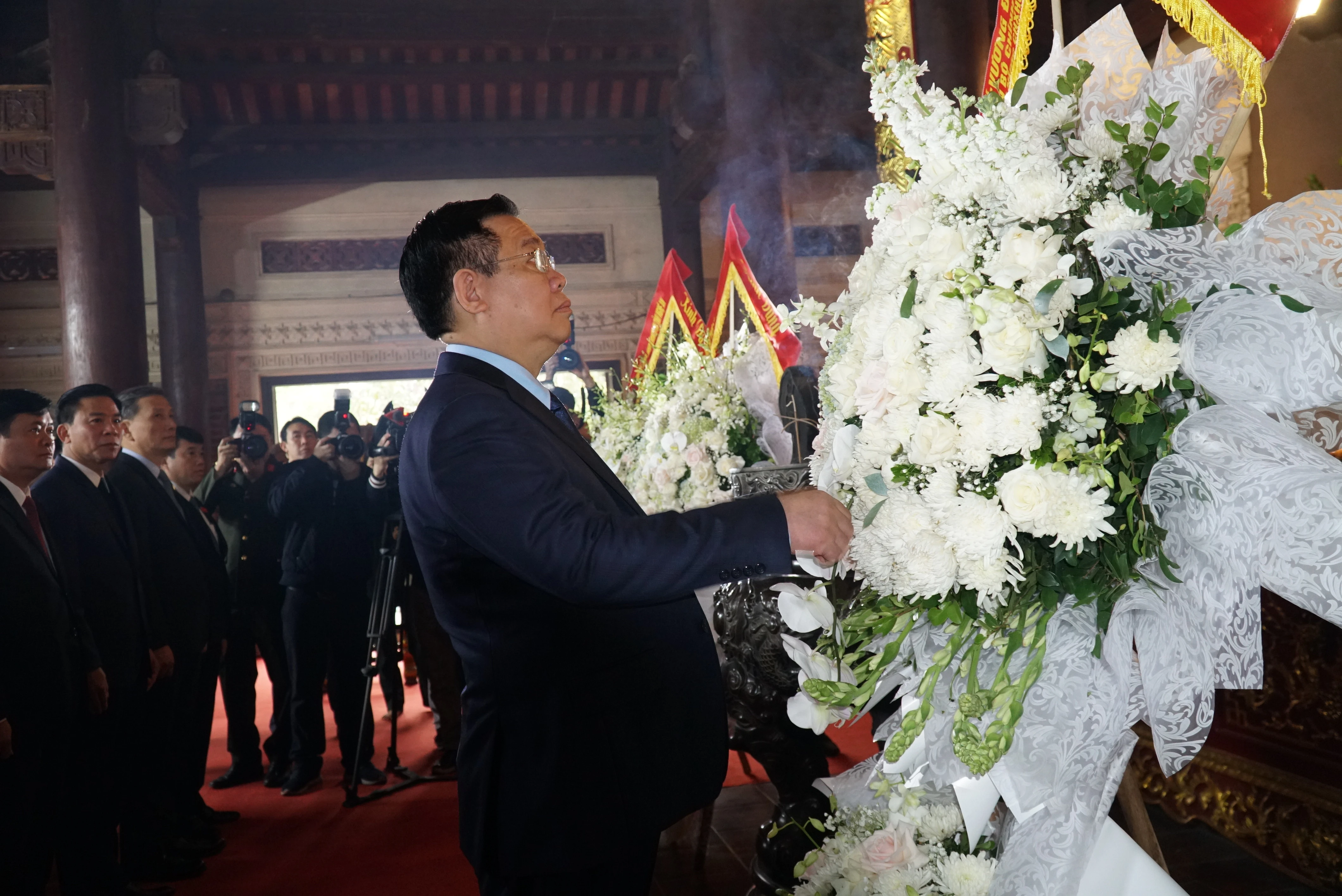 Chủ tịch Quốc hội Vương Đình Huệ dâng hoa tưởng niệm các anh hùng liệt sĩ tại Di tích lịch sử quốc gia Truông Bồn.