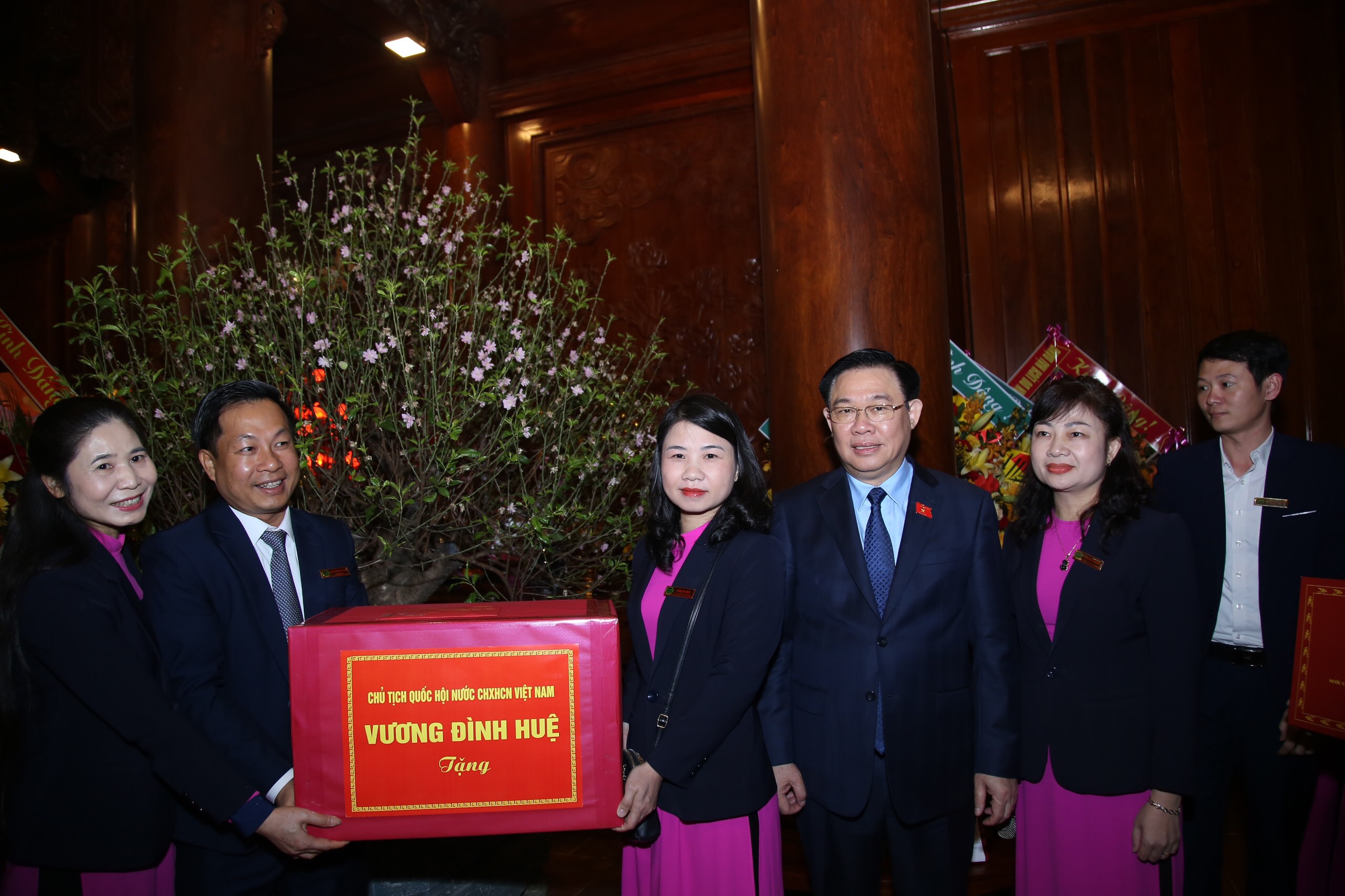 Chủ tịch Quốc hội tặng quà cho Ban quản lý Khu Di tích Quốc gia đặc biệt Kim Liên, Nam Đàn, Nghệ An. Chủ tịch Quốc hội tặng quà cho Ban quản lý Khu Di tích Quốc gia đặc biệt Kim Liên, Nam Đàn, Nghệ An.