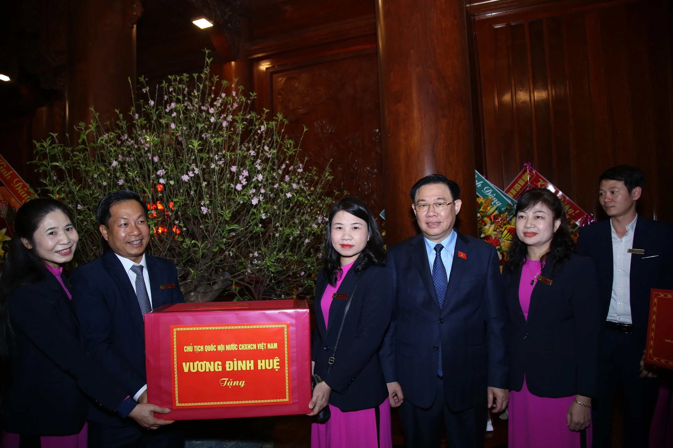 Chủ tịch Quốc hội tặng quà cho Ban quản lý Khu Di tích Quốc gia đặc biệt Kim Liên, Nam Đàn, Nghệ An.