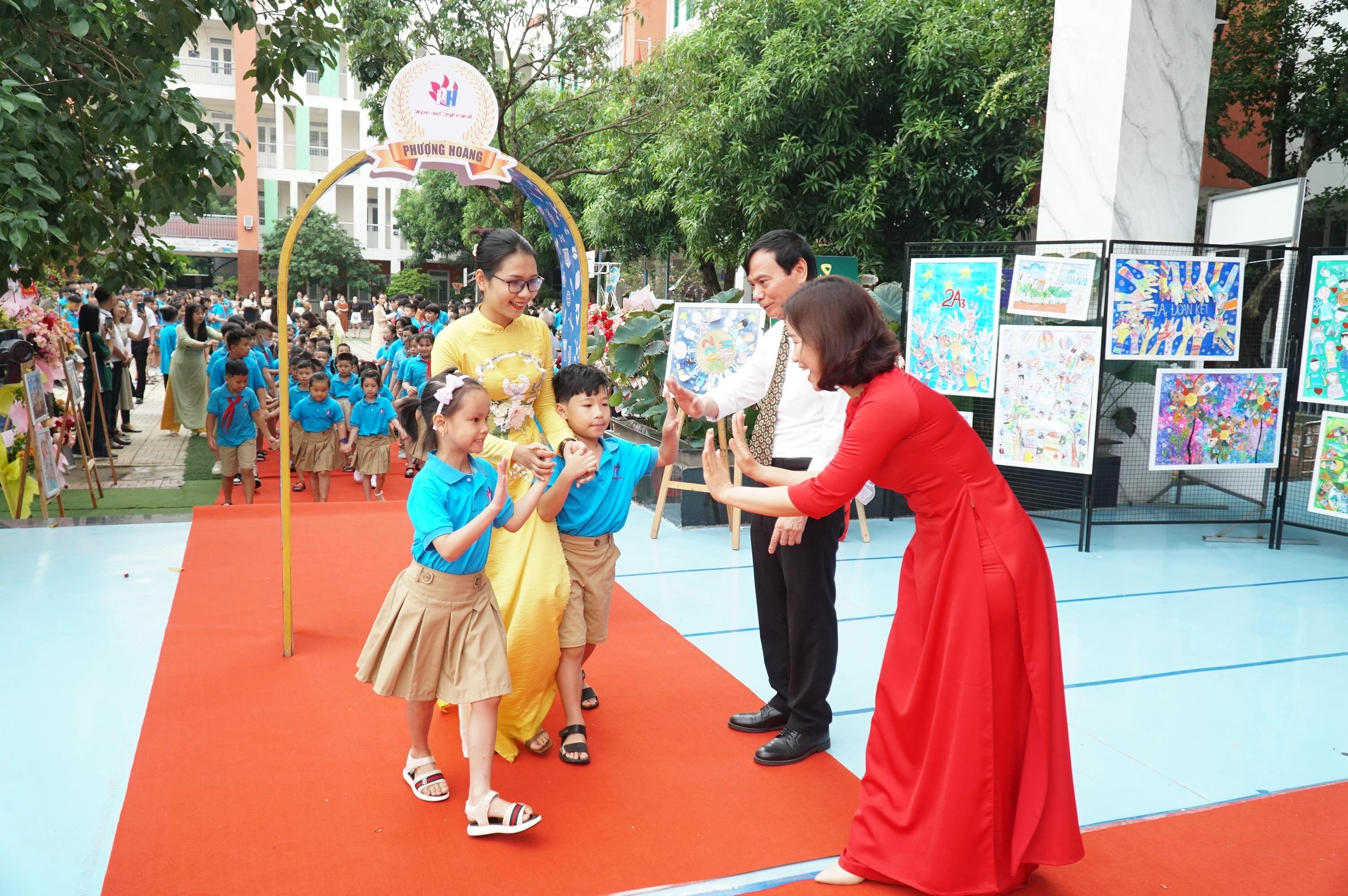 Trường Phổ thông chất lượng cao Phượng Hoàng (TP Vinh, Nghệ An) đón học sinh lớp 1 vào trường.