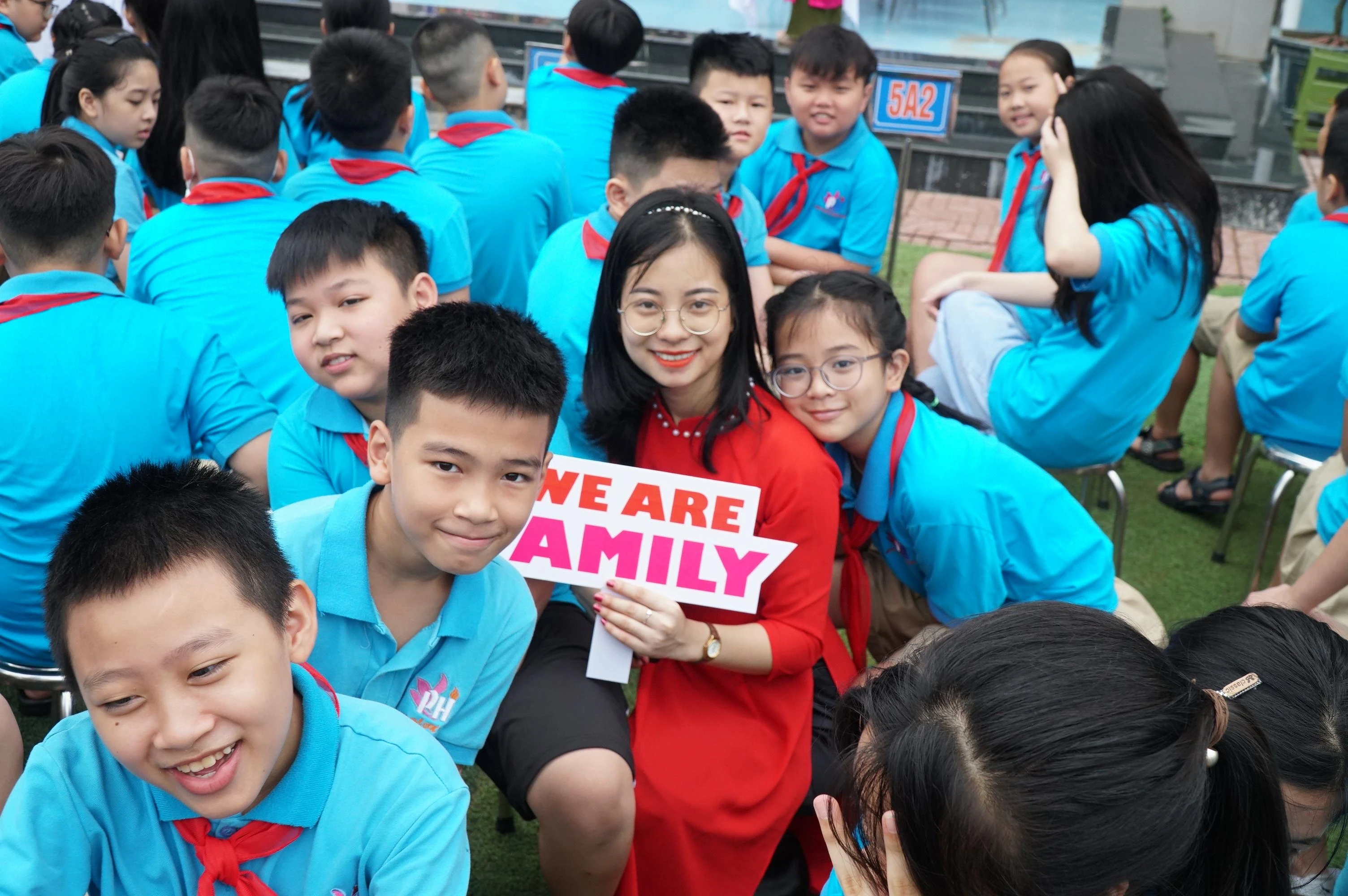 Cô giáo Nguyễn Thị Minh Hiền và các học sinh của lớp chủ nhiệm 5A2 với khẩu hiệu "We are family"