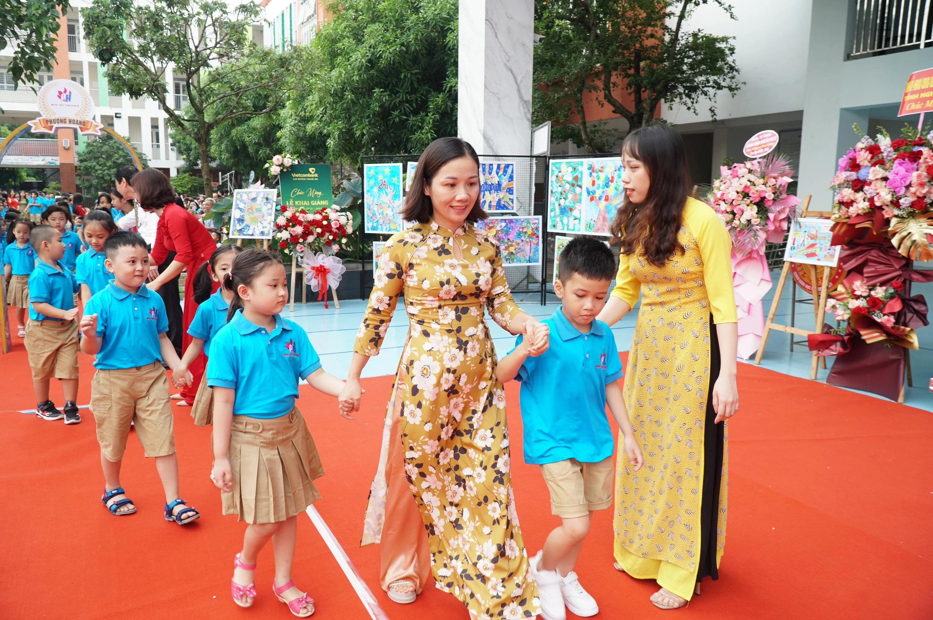 Sau 2 năm học bị ảnh hưởng bởi dịch bệnh, cô trò đã được trở lại trường, đón chào lễ khai giảng năm học mới bình thường, đông đủ.