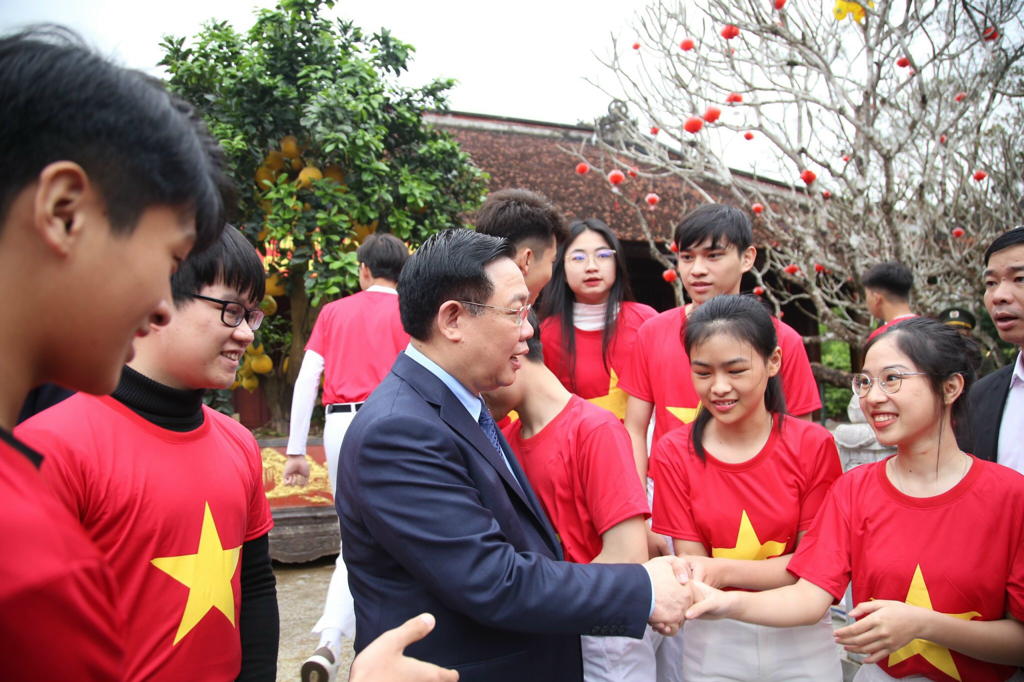 Chủ tịch Quốc hội trò chuyện với các em học sinh, đoàn viên thanh niên. Chủ tịch Quốc hội trò chuyện với các em học sinh, đoàn viên thanh niên.