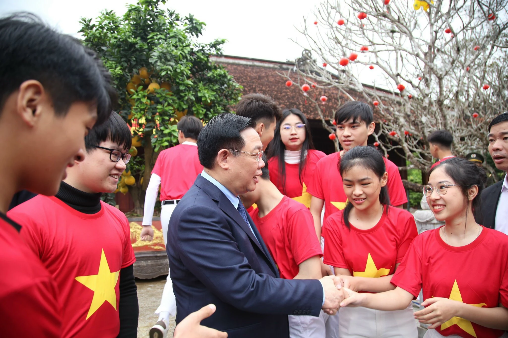 Chủ tịch Quốc hội trò chuyện với các em học sinh, đoàn viên thanh niên.