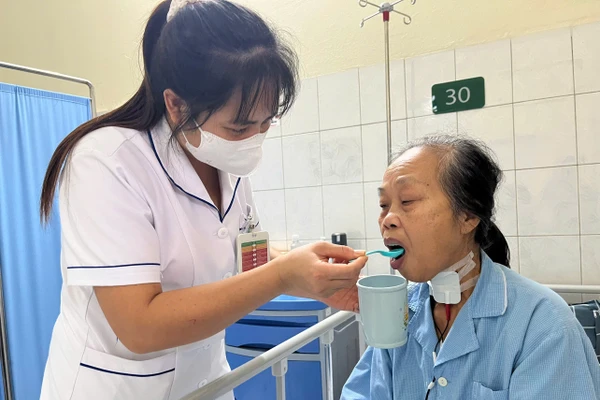 Hỗ trợ bệnh nhân phục hồi chức năng.