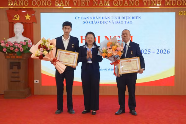 Bà Hoàng Tuyết Ban - Giám đốc Sở GD&ĐT tỉnh Điện Biên trao tặng danh hiệu Chiến sĩ thi đua cấp tỉnh cho 2 cá nhân.