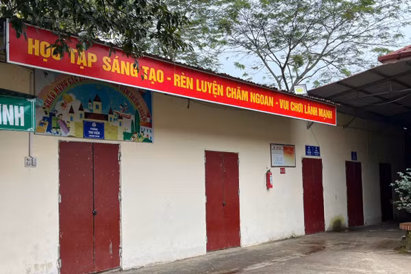 Nhiều công trình trường học đầu tư đã lâu, nay xuống cấp, ảnh hưởng đến quá trình dạy và học.