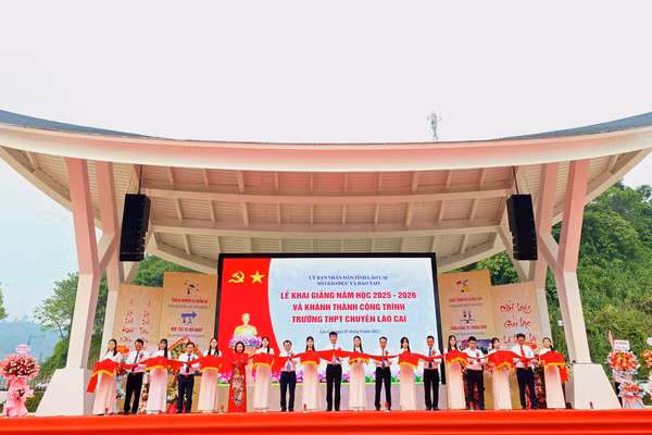 Các đại biểu cắt băng khánh thành công trình Trường THPT Chuyên Lào Cai.