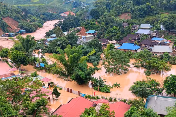 Bản Pá Nậm (xã Mường Luân) tan hoang chỉ sau ít giờ ngắn ngủi.