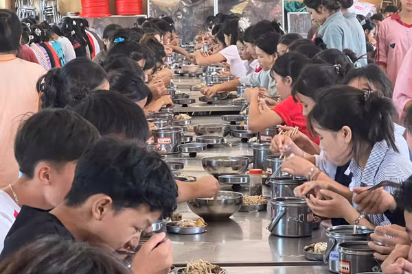 Bữa ăn trưa ngày 23/9 của học sinh Trường PTDTNT THPT Mường Nhé.