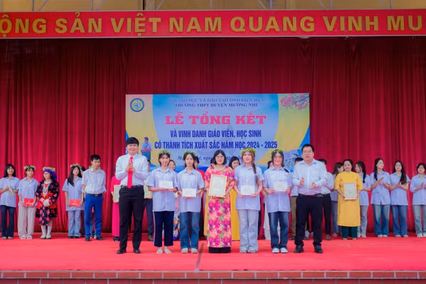 Cô Trần Thị Nam (đứng giữa) được vinh danh tại Lễ Tổng kết năm học 2024-2025.