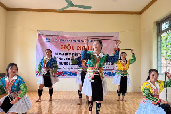 Phụ nữ từ đối tượng chịu tác động đến lực lượng nòng cốt trong tuyên truyền xóa bỏ hủ tục.