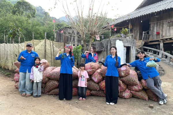 Sinh viên Đại học Tây Bắc chung tay hỗ trợ người dân sau mưa đá.