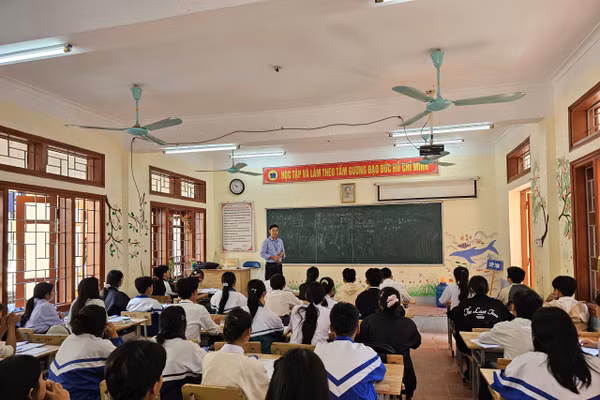 Một buổi học của thầy trò trường THPT Chà Cang, xã Mường Chà, tỉnh Điện Biên.