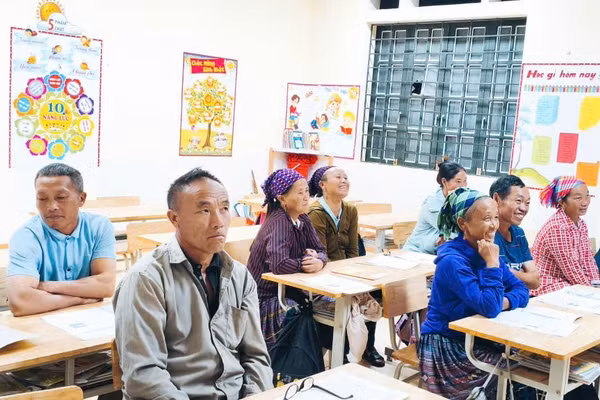 Một buổi học tiếng nói và chữ viết "xóa mù" của các học viên dân tộc Mông tại xã Si Ma Cai.