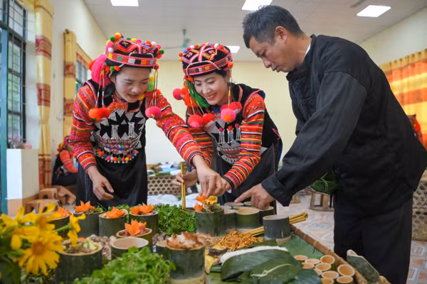 Người dân xã Sín Thầu chuẩn bị mâm cơm trong ngày Tết Hà Nhì.