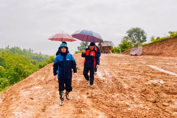 Ông Lê Quang Trinh - Chủ tịch UBND xã Si Pa Phìn (người đi đầu) kiểm tra công tác phòng chống mưa lũ.