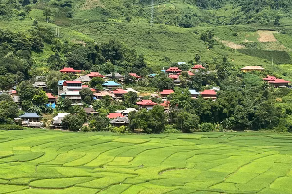 Các bản vùng cao của tỉnh Điện Biên đang "thay da, đổi thịt" từng ngày.