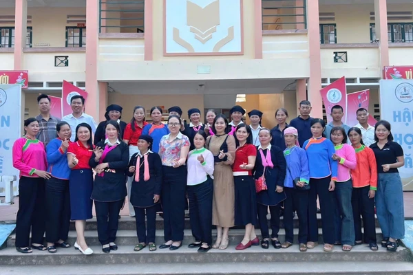 Các học viên lớp xóa mù chữ phường Lào Cai chụp ảnh lưu niệm cùng giáo viên và lãnh đạo phường.