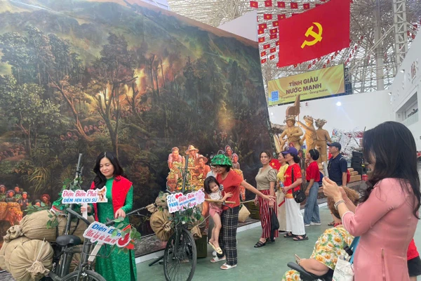 Du khách tham quan, trải nghiệm tại không gian trưng bày của tỉnh Điện Biên.