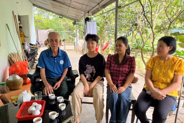 Giáo viên Trường THCS Trần Can đến thăm hỏi gia đình em Trần Ngọc Hân.