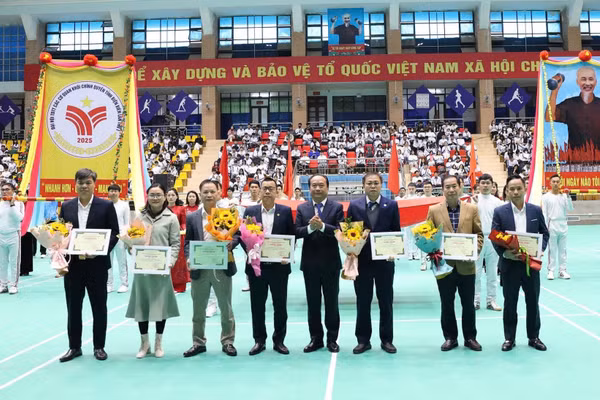Ban tổ chức trao chứng nhận cho các nhà tài trợ.